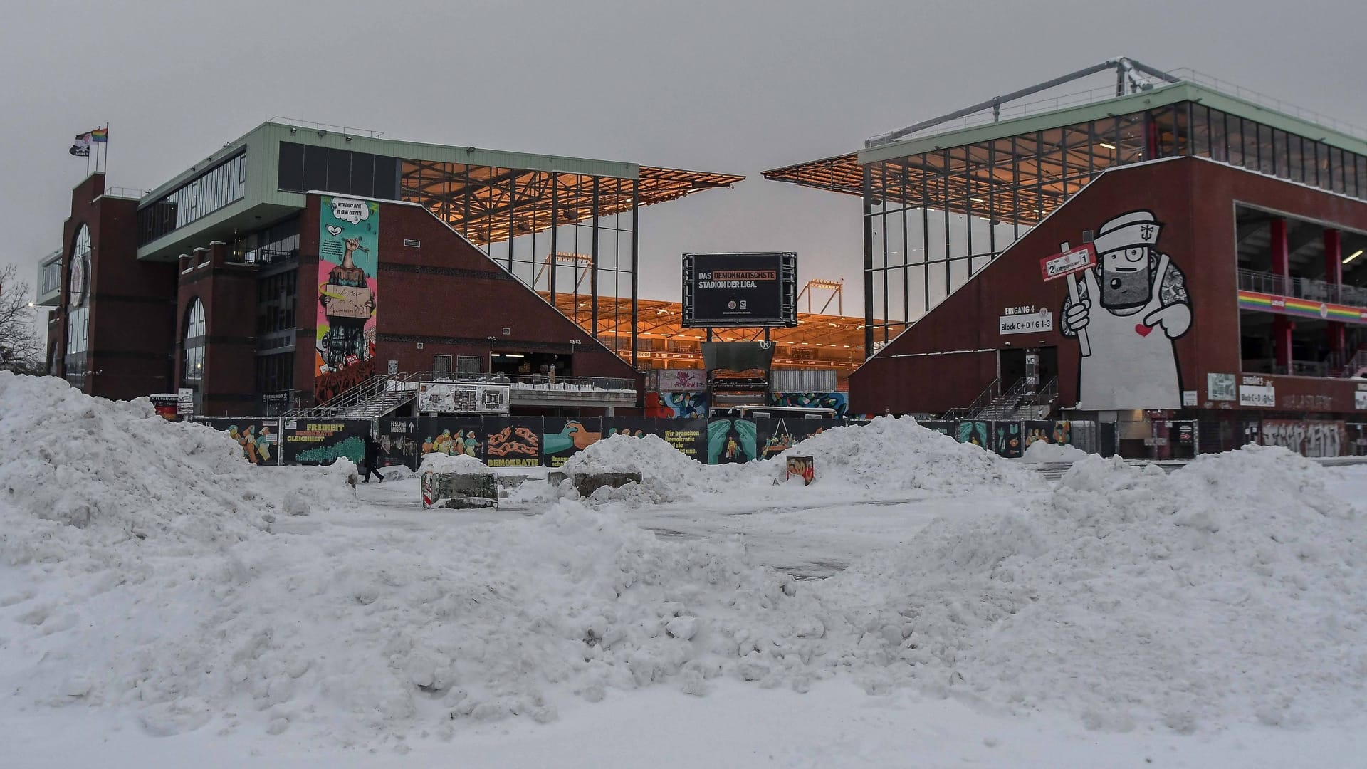 Ein Blick ins verschneite Millerntor-Stadion: Das abgesagte St. Pauli-Spiel gegen RB Leipzig wird am 27. Januar nachgeholt.