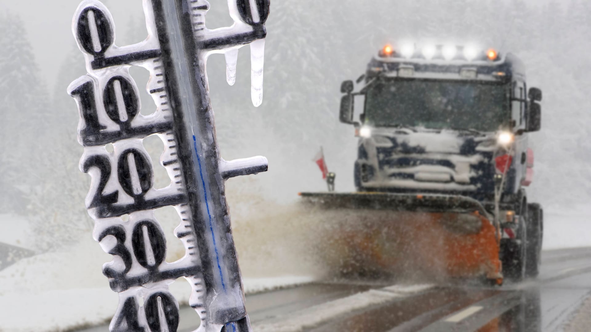 Ein eingefrorenes Thermometer vor einer Räummaschine (Symbolfoto): Ende des Monats wird es in Franken wohl kalt.