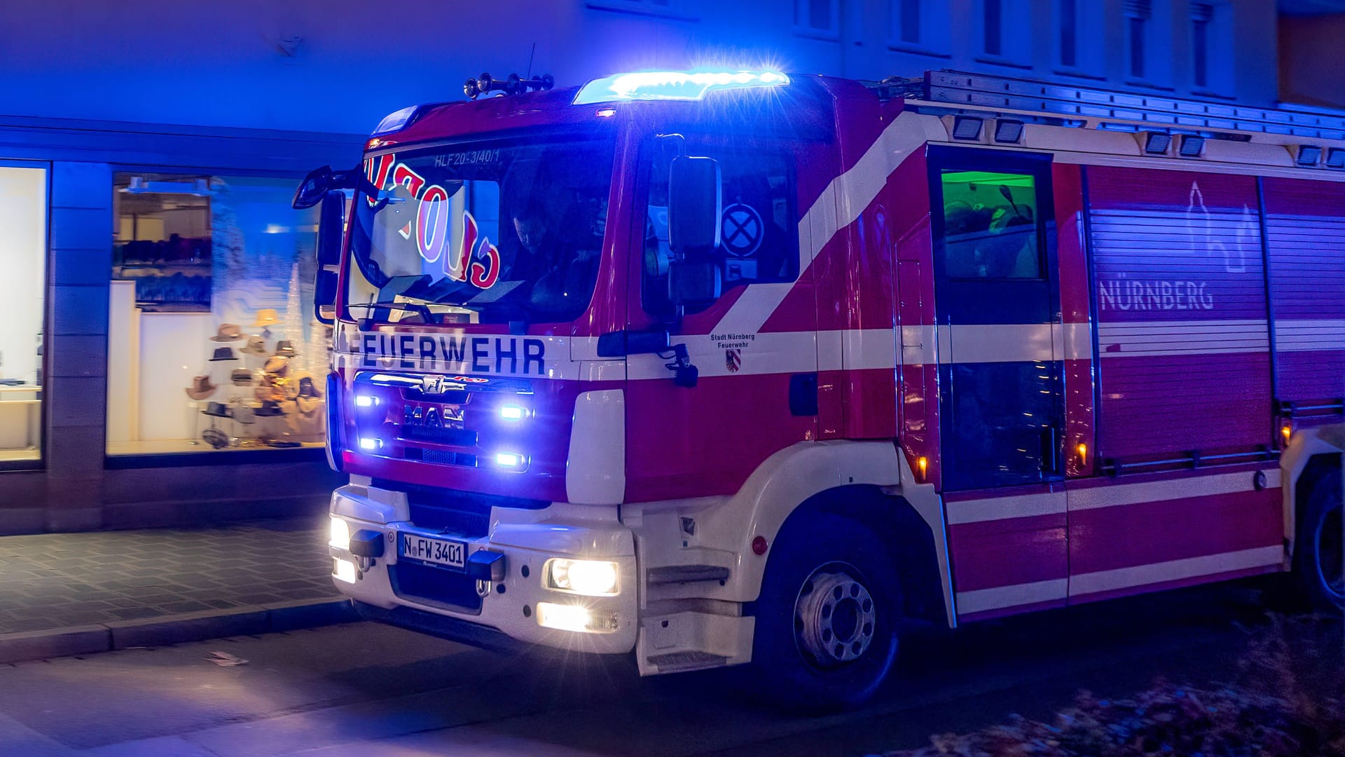 Ein Einsatzfahrzeug der Nürnberger Feuerwehr (Symbolbild): Ein Einsatzfahrzeug der Nürnberger Feuerwehr (Symbolbild):