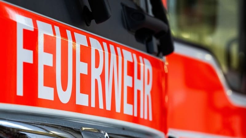 Ein Einsatzfahrzeug mit der Aufschrift "Feuerwehr" (Symbolbild): Die Feuerwehr löschte die Flammen am Bus.