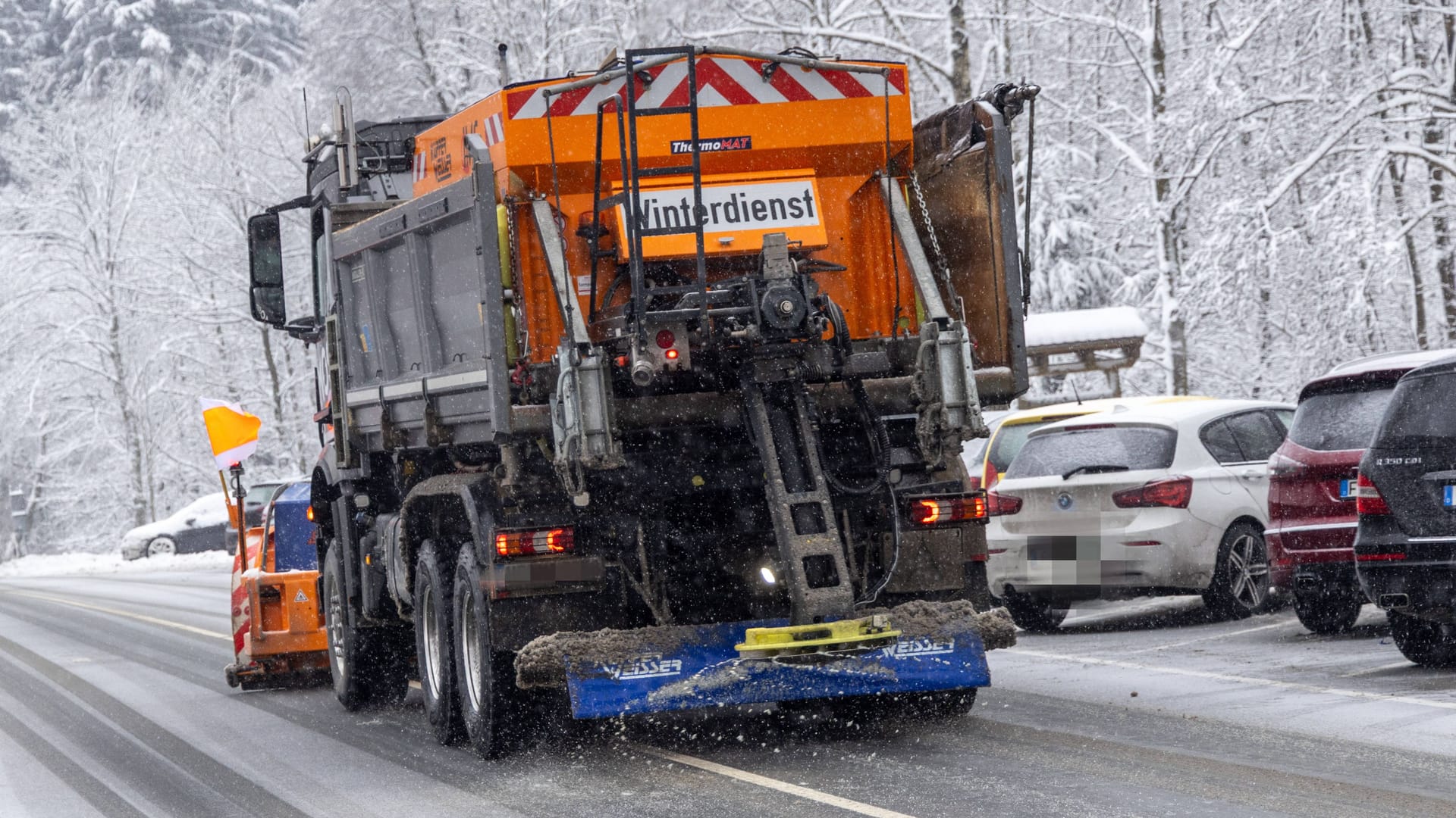 Ein Fahrzeug des Winterdienstes im Einsatz (Archivbild): In Köln und weiten Teilen von NRW drohen am Wochenende Schnee, Glätte und Eisregen. Ein Fahrzeug des Winterdienstes im Einsatz (Archivbild): In Köln und weiten Teilen von NRW drohen am Wochenende Schnee, Glätte und Eisregen.