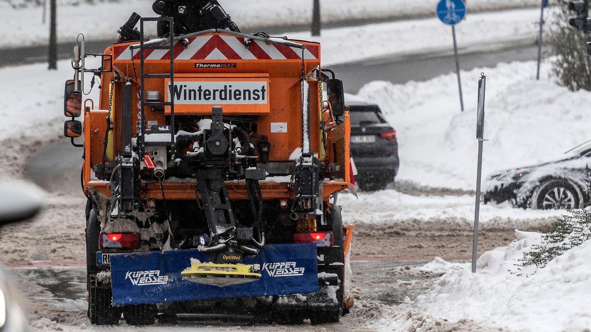 Ein Fahrzeug des Winterdienstes im Einsatz (Symbolbild): Der Deutsche Wetterdienst (DWD) rechnet bis zum Wochenende mit Glatteis und teils gefährlichem Eisregen. Ein Fahrzeug des Winterdienstes im Einsatz (Symbolbild): Der Deutsche Wetterdienst (DWD) rechnet bis zum Wochenende mit Glatteis und teils gefährlichem Eisregen.