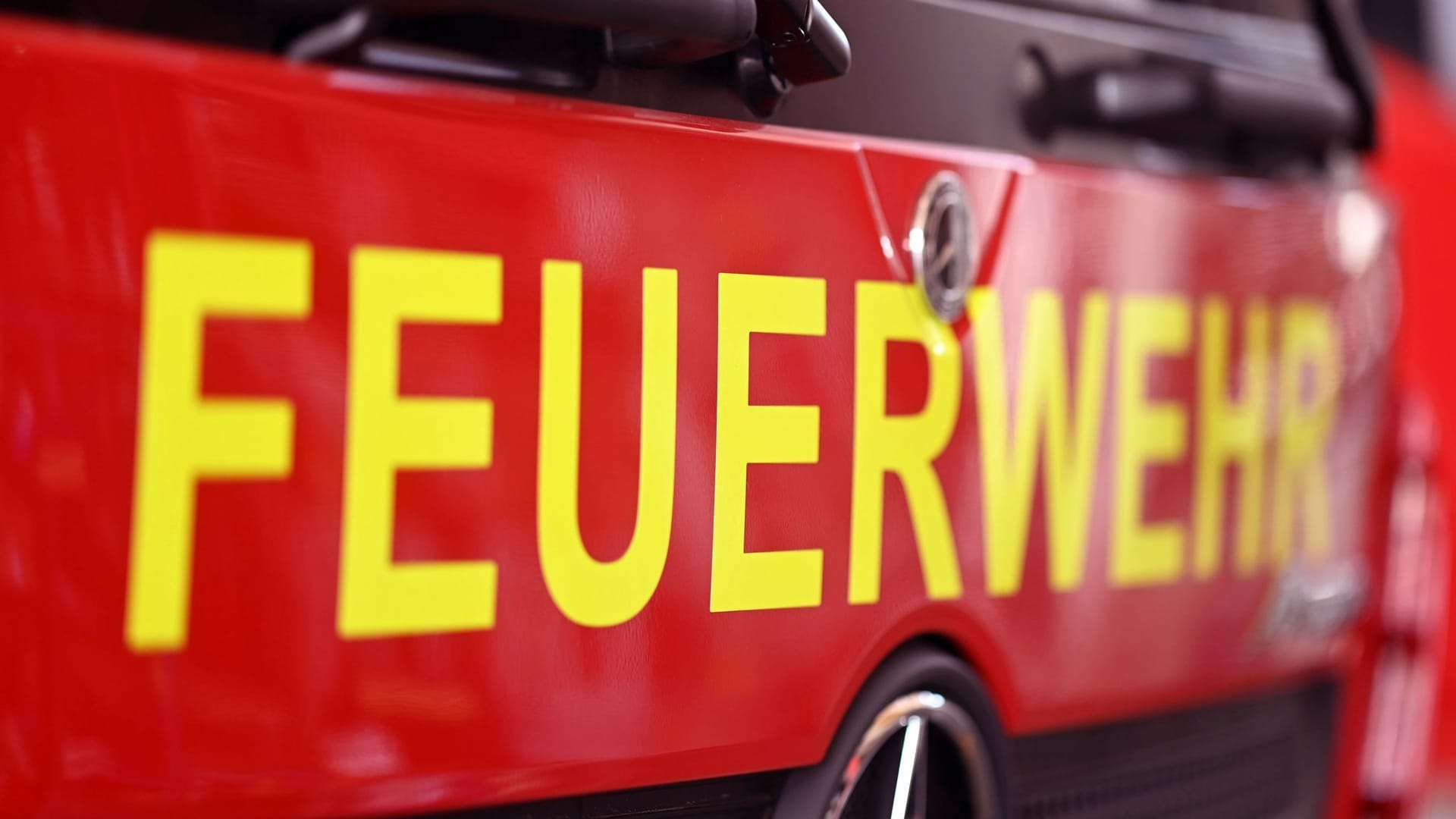 Ein Fahrzeug mit der Aufschrift Feuerwehr: In Siegburg wurden Retter zu einer Explosion in einem Haus gerufen. (Symbolbild)
