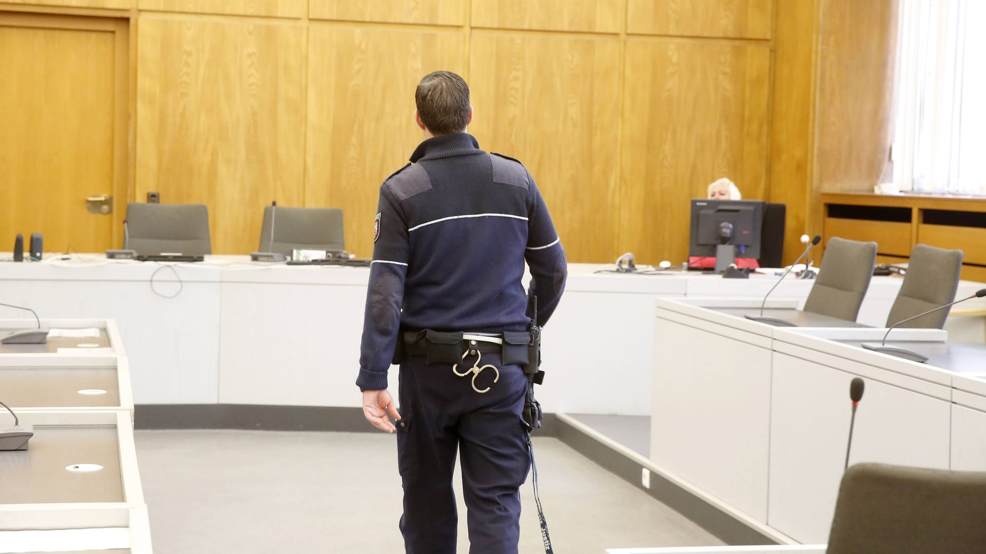 Ein Justizbeamter im Gerichtssaal des Landgerichts Essen (Symbolbild): Ein Mann aus Gladbeck ist zu vier Jahren Haft verurteilt worden. Ein Justizbeamter im Gerichtssaal des Landgerichts Essen (Symbolbild): Ein Mann aus Gladbeck ist zu vier Jahren Haft verurteilt worden.