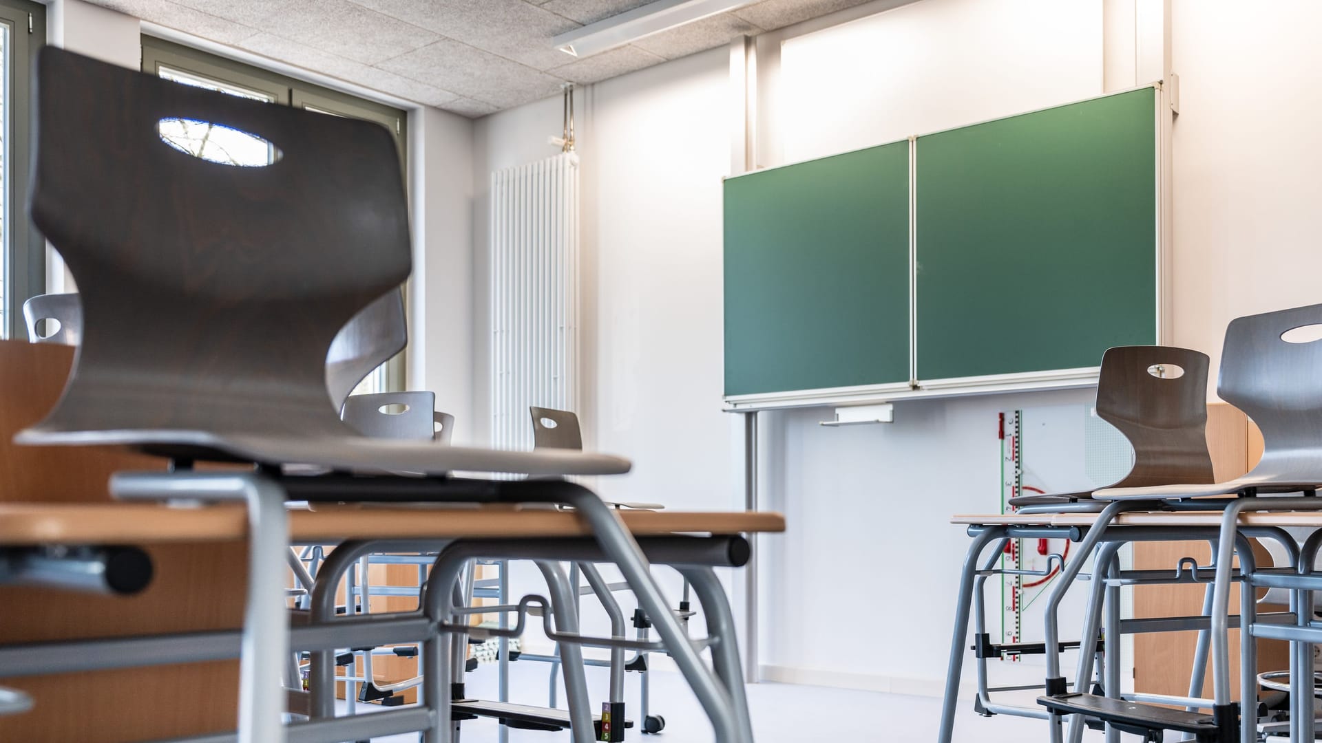 Ein Klassenzimmer in Nordrhein-Westfalen (Symbolbild): In Aachen sind derzeit zwölf Schulleitungen nicht besetzt.