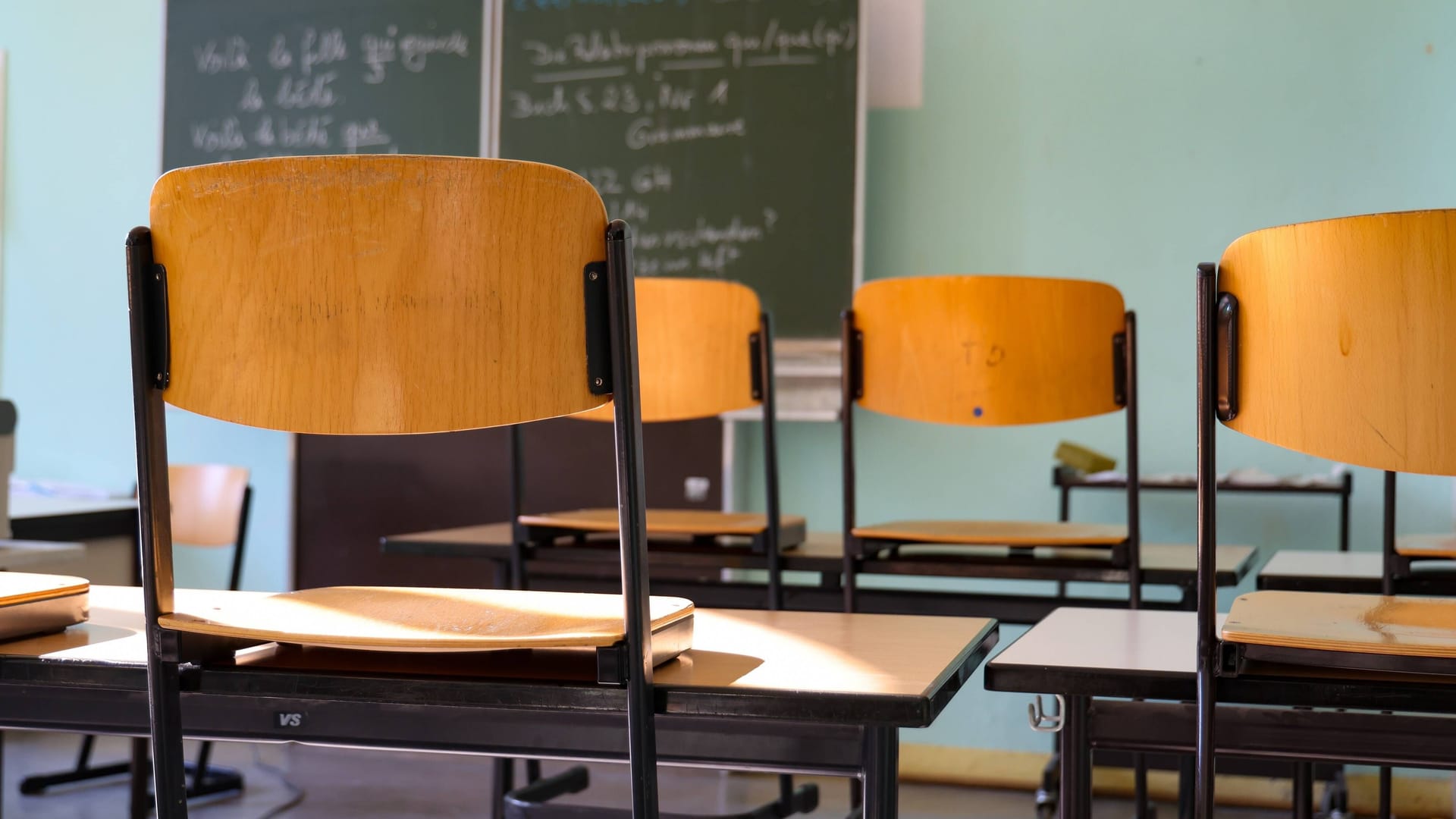 Ein leeres Klassenzimmer (Archivbild): Ein leeres Klassenzimmer (Archivbild):