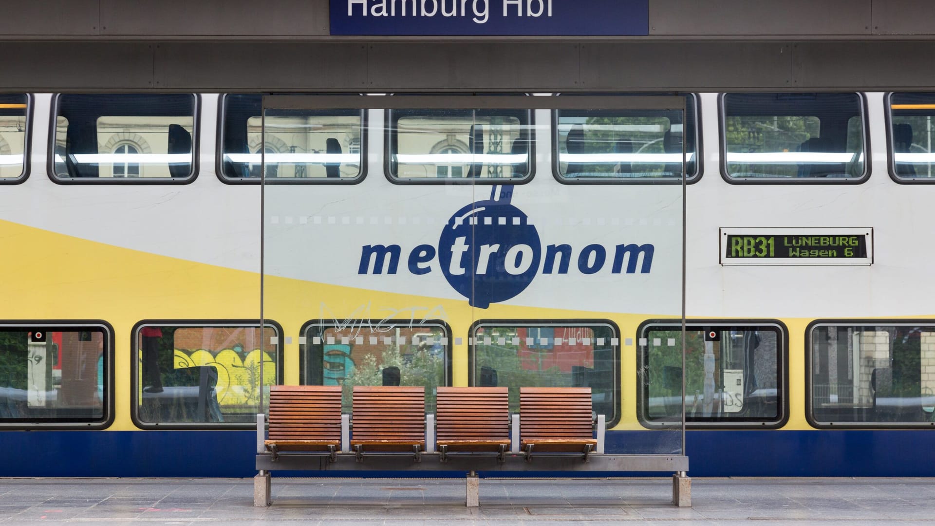Ein Metronom-Zug am Hauptbahnhof in Hamburg: Pendler und Reisende erleben beinahe täglich Stress durch verspätete oder ausfallende Züge. Ein Metronom-Zug am Hauptbahnhof in Hamburg: Pendler und Reisende erleben beinahe täglich Stress durch verspätete oder ausfallende Züge.