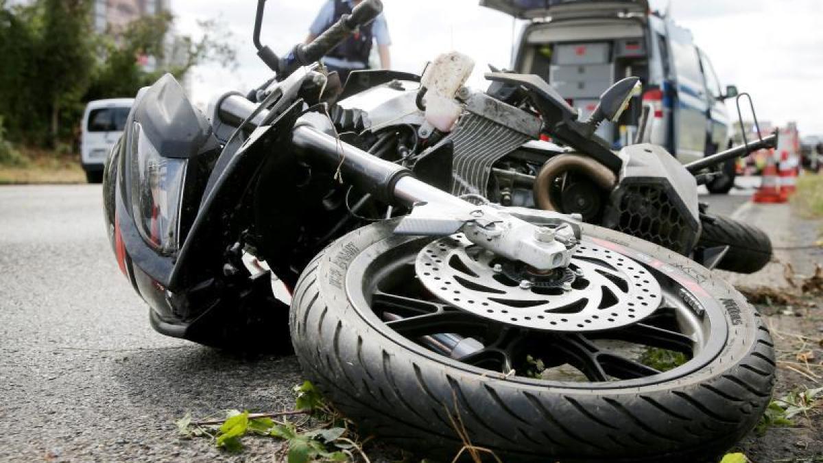 Unbekannter hinterlässt Motorrad auf Feldweg in Augsburg-Hammerschmiede