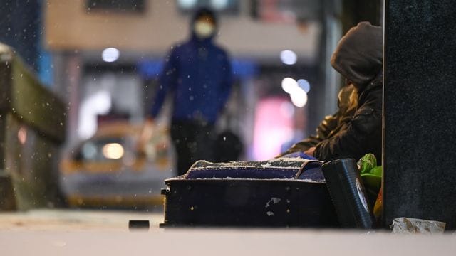 Ein Obdachloser sitzt am Abend in der Frankfurter Innenstadt Ein Obdachloser sitzt am Abend in der Frankfurter Innenstadt