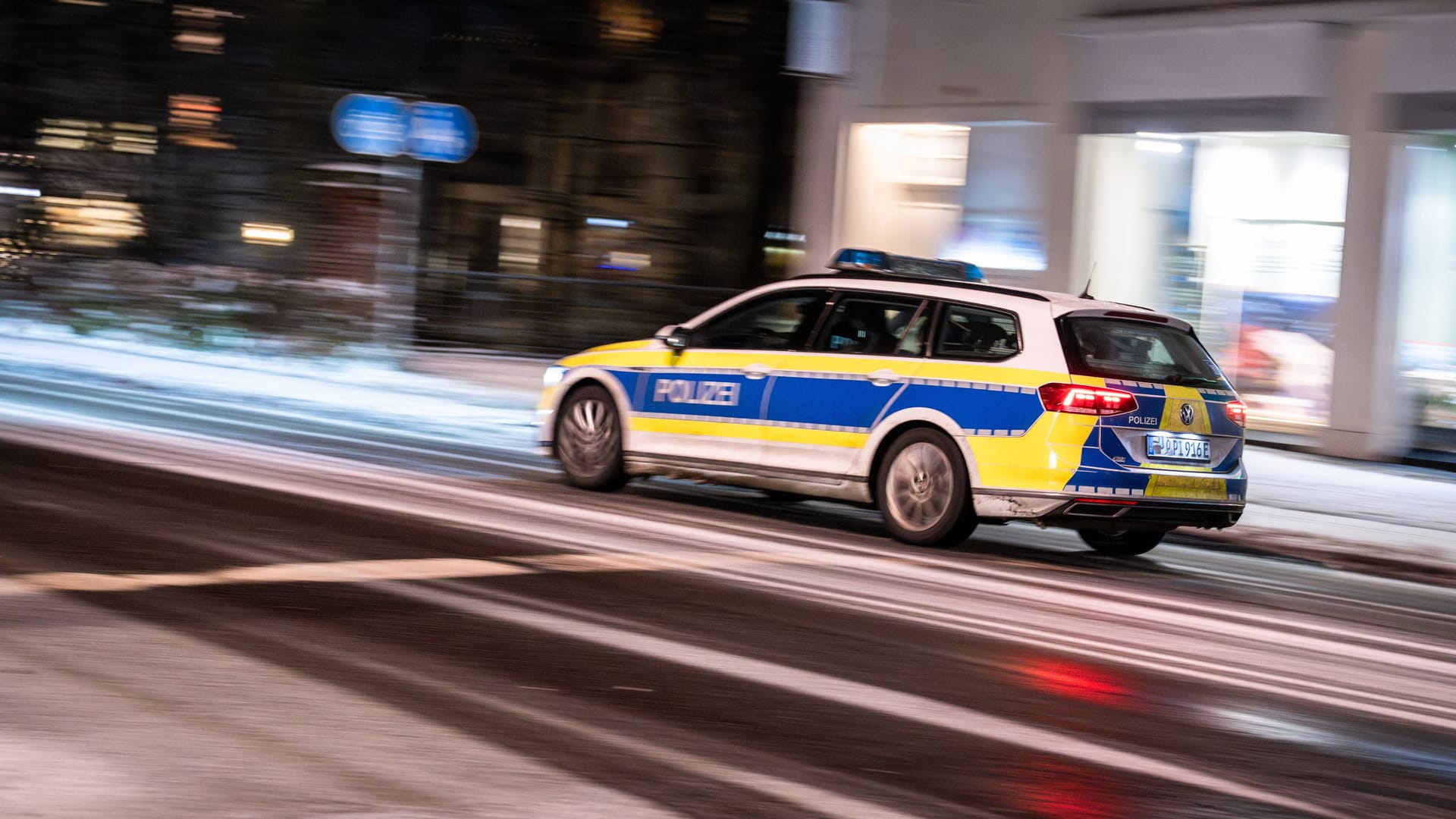 Ein Polizeiauto auf Einsatzfahrt (Archivbild): Ein Polizeiauto auf Einsatzfahrt (Archivbild):