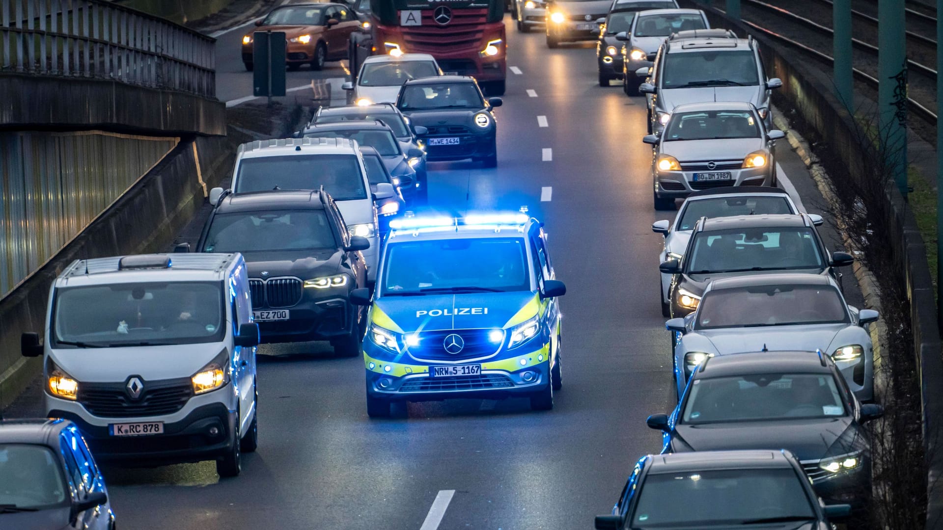 Ein Polizeiauto fährt durch eine Rettungsgasse (Symbolbild): Auf der A3 bei Köln wurden zwei Männer nach einer Explosion im hessischen Offenbach festgenommen. Ein Polizeiauto fährt durch eine Rettungsgasse (Symbolbild): Auf der A3 bei Köln wurden zwei Männer nach einer Explosion im hessischen Offenbach festgenommen.