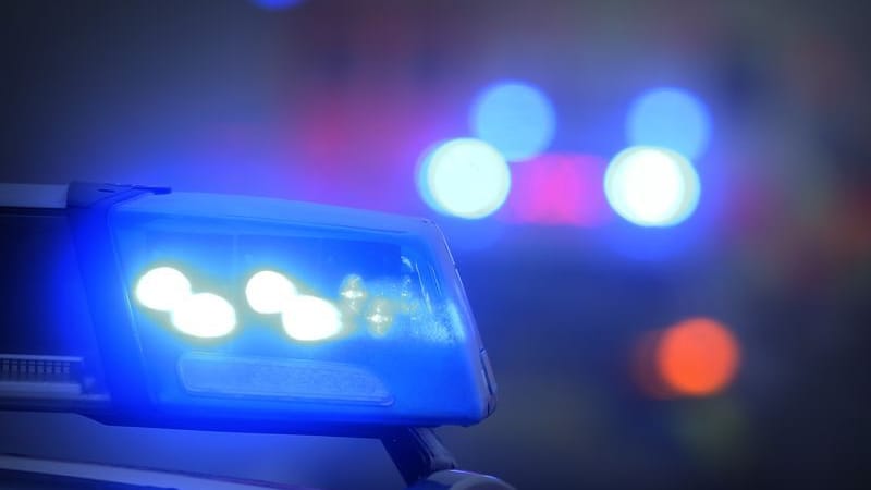 Ein Polizeiauto mit eingeschaltetem Blaulicht steht an einer Unfallstelle (Symbolbild): Warum die junge Fahrerin von der Fahrbahn abkam, ist unklar.