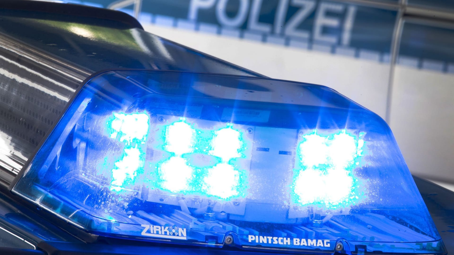 Ein Polizeiauto (Symbolbild): In Hannover wollten zwei Jugendliche offenbar einen Raub begehen. Ein Polizeiauto (Symbolbild): In Hannover wollten zwei Jugendliche offenbar einen Raub begehen.