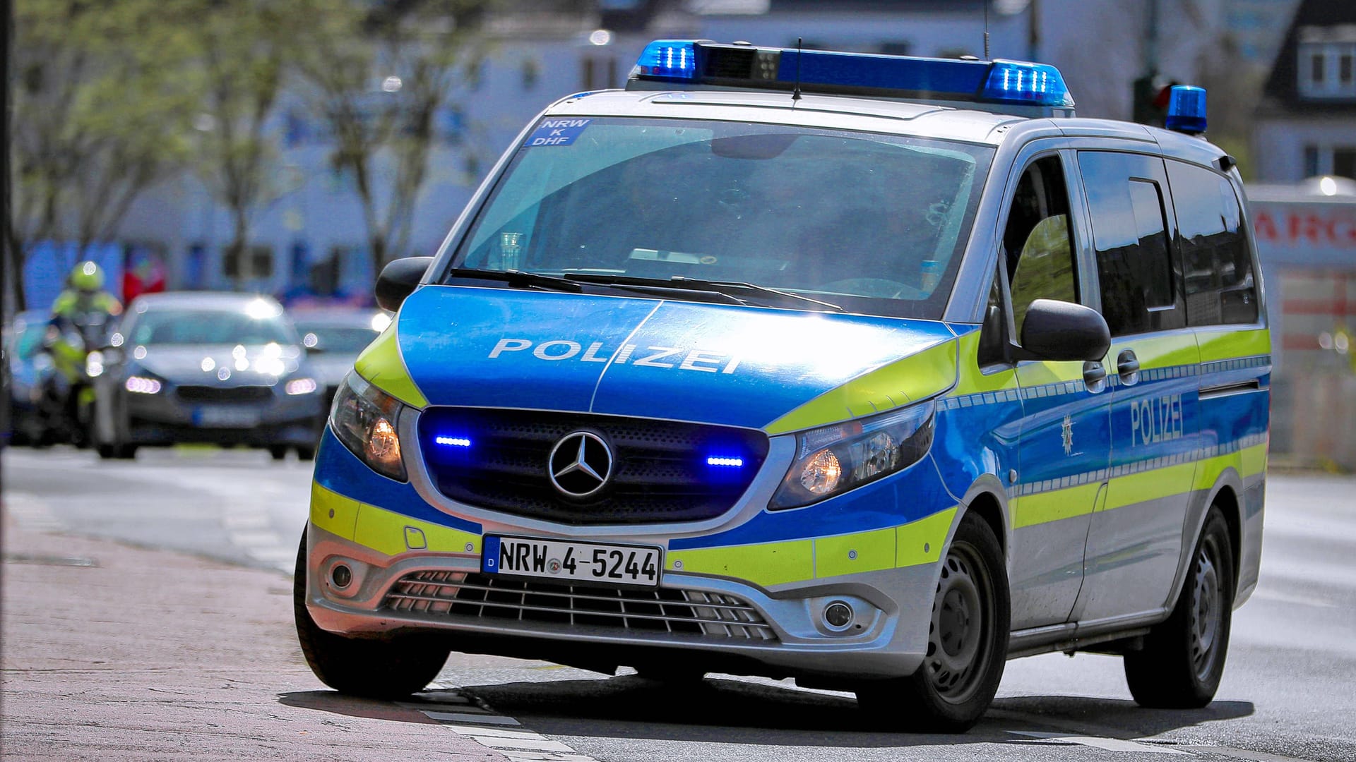 Ein Polizeiwagen in Köln im Einsatz (Symbolbild): Am Ebertplatz hat es am Montagmorgen einen schweren Unfall gegeben. Ein Polizeiwagen in Köln im Einsatz (Symbolbild): Am Ebertplatz hat es am Montagmorgen einen schweren Unfall gegeben.
