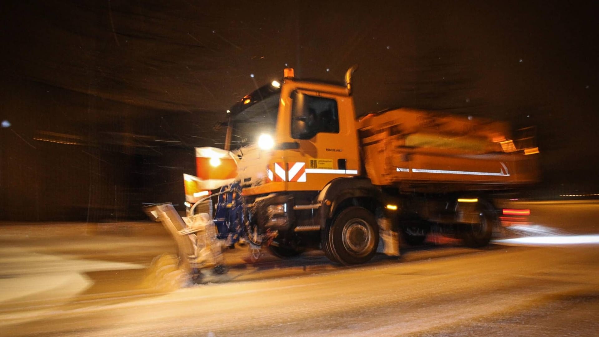 Ein Räumfahrzeug in Dresden im Einsatz (Archivbild).
