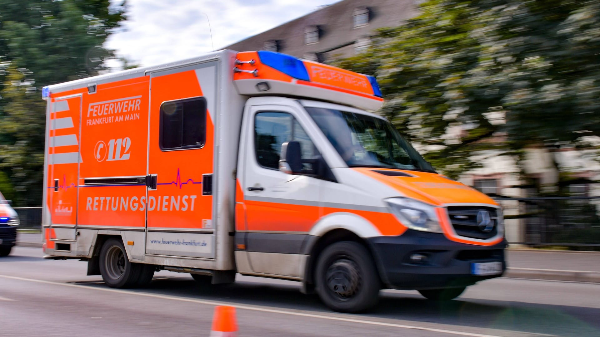 Ein Rettungswagen auf Einsatzfahrt in Frankfurt (Archivbild): Das Opfer kam ins Krankenhaus, der Tatverdächtige in eine Haftzelle. Ein Rettungswagen auf Einsatzfahrt in Frankfurt (Archivbild): Das Opfer kam ins Krankenhaus, der Tatverdächtige in eine Haftzelle.