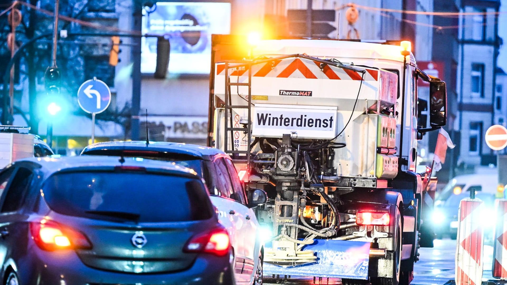 Ein Streufahrzeug ist auf glatten Straßen unterwegs (Symbolbild): In Aachen und Nordrhein-Westfalen drohen bereits in der kommenden Woche neue Minusgrade.