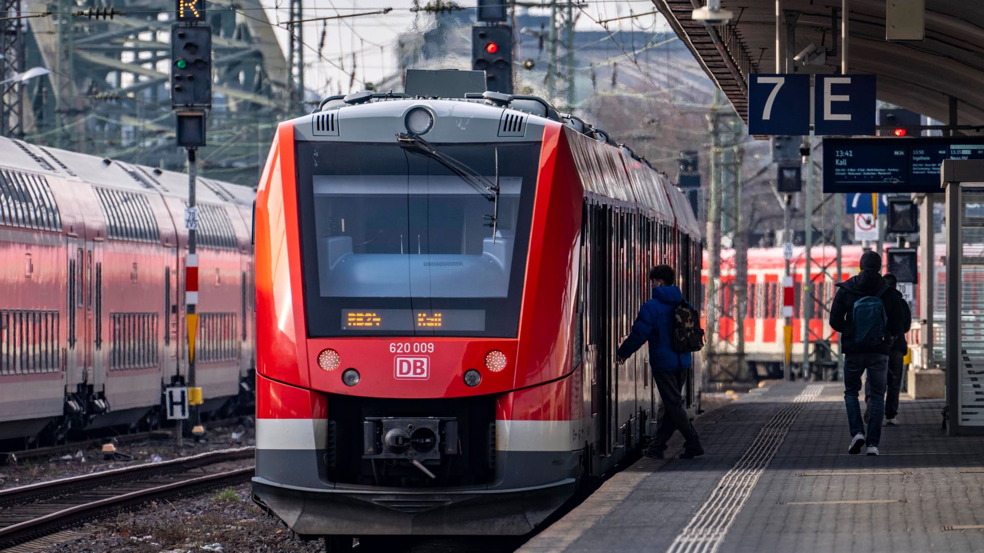 Ein Zug der Linie RB 24 am Bahnhof Messe/Deutz (Archivbild): Bauarbeiten führen auf der Eifelstrecke verursachen am Montag Störungen im Bahnverkehr. Ein Zug der Linie RB 24 am Bahnhof Messe/Deutz (Archivbild): Bauarbeiten führen auf der Eifelstrecke verursachen am Montag Störungen im Bahnverkehr.