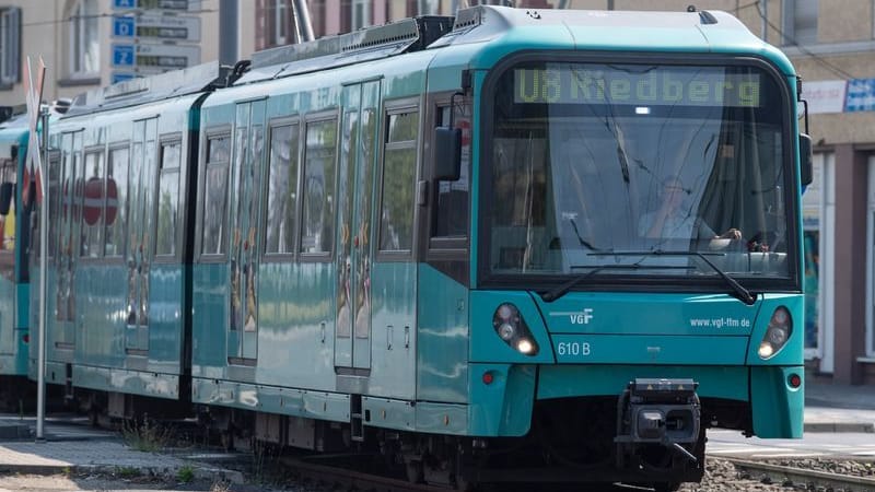 Ein Zug der Linie U8 fährt aus der Haltestelle Dornbusch (Archivbild): Die Frankfurter Ausbaupläne betreffen auch das U-Bahnnetz.