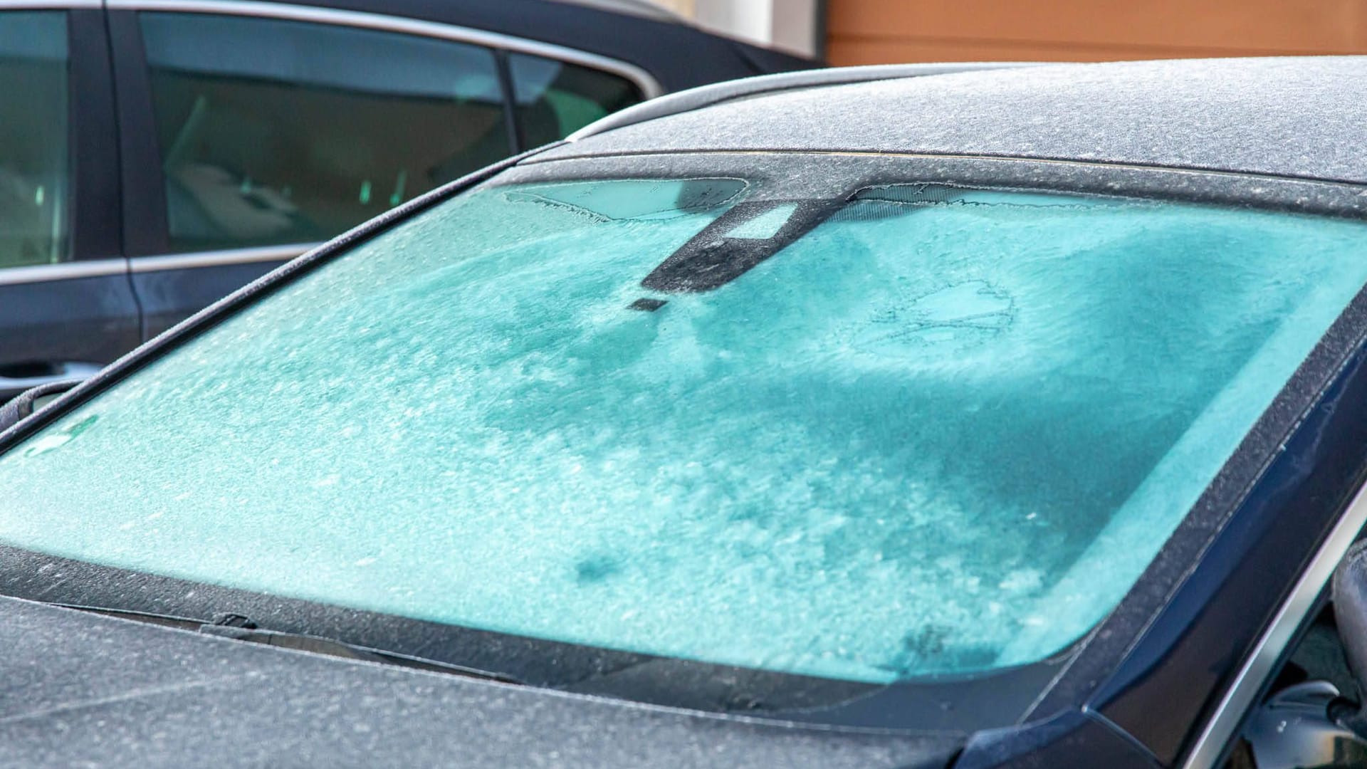 Eine Autoscheibe nach einer Frost-Nacht in Sachsen (Archivbild):