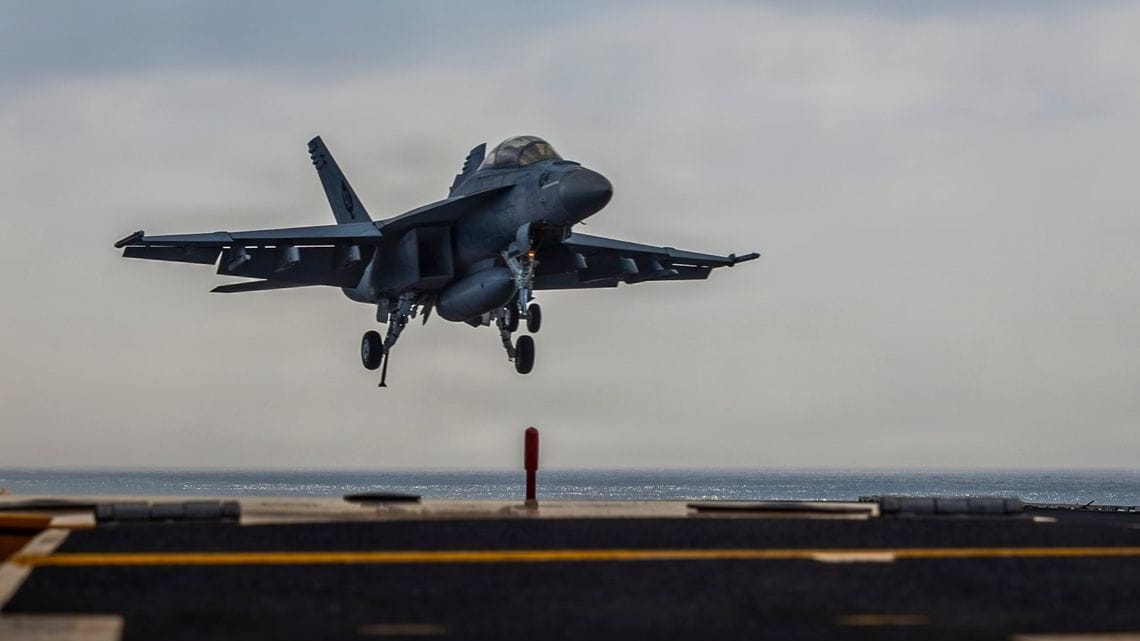 Eine Boeing F/A-18E Super Hornet landet auf dem Flugzeugträger "USS Abraham Lincoln": Das Schiff liegt nun näher am Iran. Eine Boeing F/A-18E Super Hornet landet auf dem Flugzeugträger "USS Abraham Lincoln": Das Schiff liegt nun näher am Iran.
