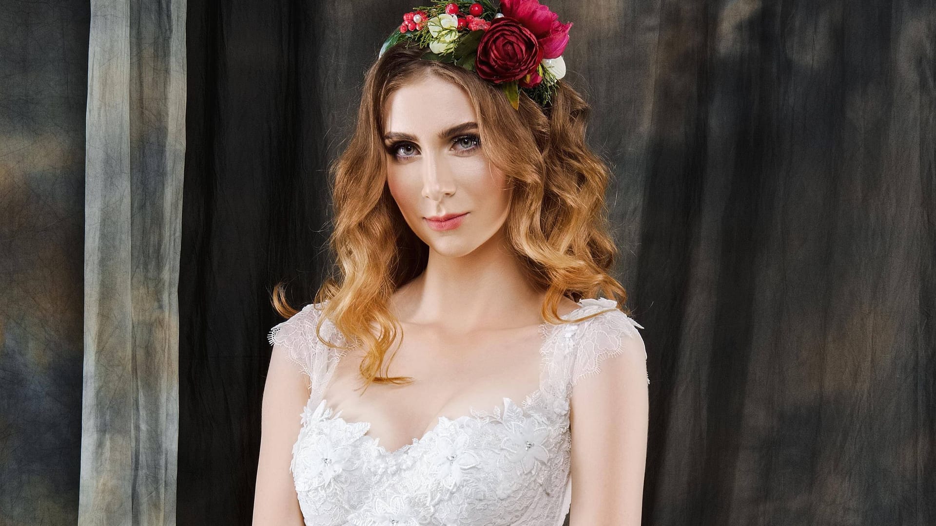 Eine Frau im Brautkleid mit Blumenkranz: Heiratswillige Paare können in Hamburg die Messe "Hochzeitstage" besuchen.