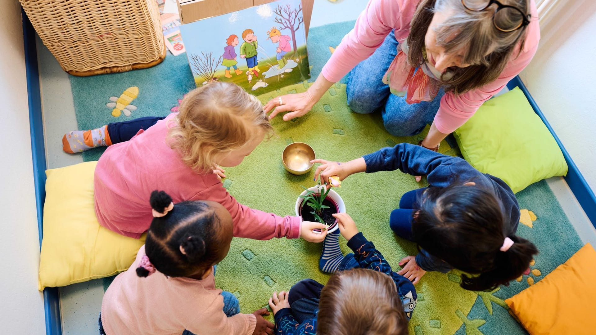 Eine Kita-Betreuerin spielt mit Kindern (Symbolfoto): Bis 2028/2029 sollen zahlreiche neue Einrichtungen geschaffen werden, dafür will Bremen rund 300 Millionen investieren. Eine Kita-Betreuerin spielt mit Kindern (Symbolfoto): Bis 2028/2029 sollen zahlreiche neue Einrichtungen geschaffen werden, dafür will Bremen rund 300 Millionen investieren.