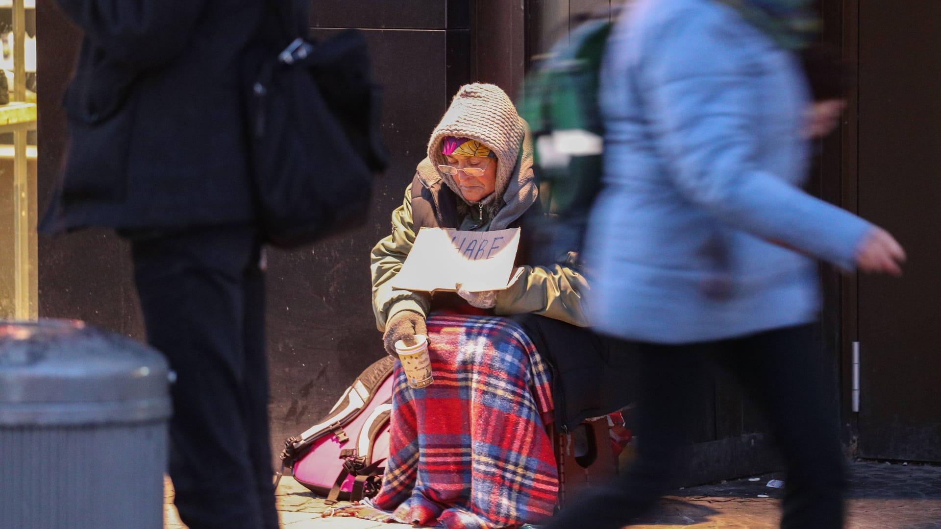 Eine Obdachlose sitzt in der Innenstadt von Hannover (Archivbild): Die städtischen Notschlafstellen bleiben dieses Wochenende durchgehend geöffnet. Eine Obdachlose sitzt in der Innenstadt von Hannover (Archivbild): Die städtischen Notschlafstellen bleiben dieses Wochenende durchgehend geöffnet.