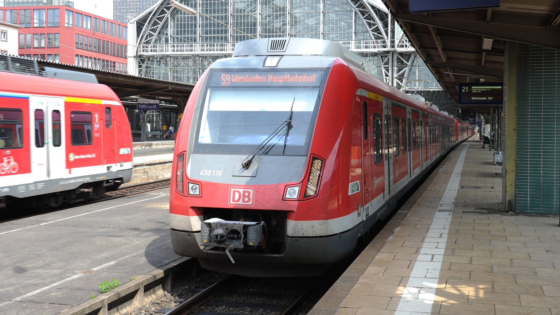 Eine S-Bahn Richtung Wiesbaden steht am Frankfurter Hauptbahnhof (Archivbild):