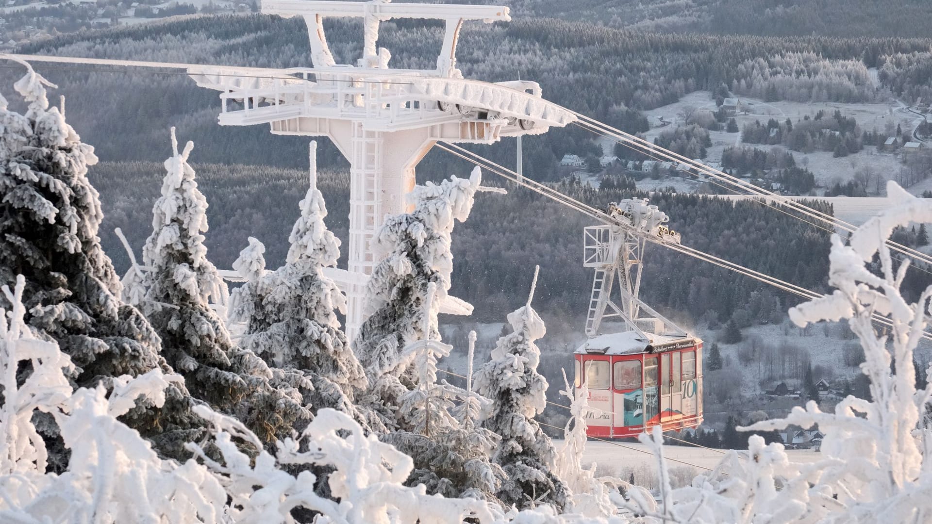 Eine Seilbahngondel auf dem Gipfel des Fichtelberges: Leichter Schneefall und Frost zu den Weihnachtstagen haben die Höhenlagen des Erzgebirges in eine Märchenlandschaft verwandelt.