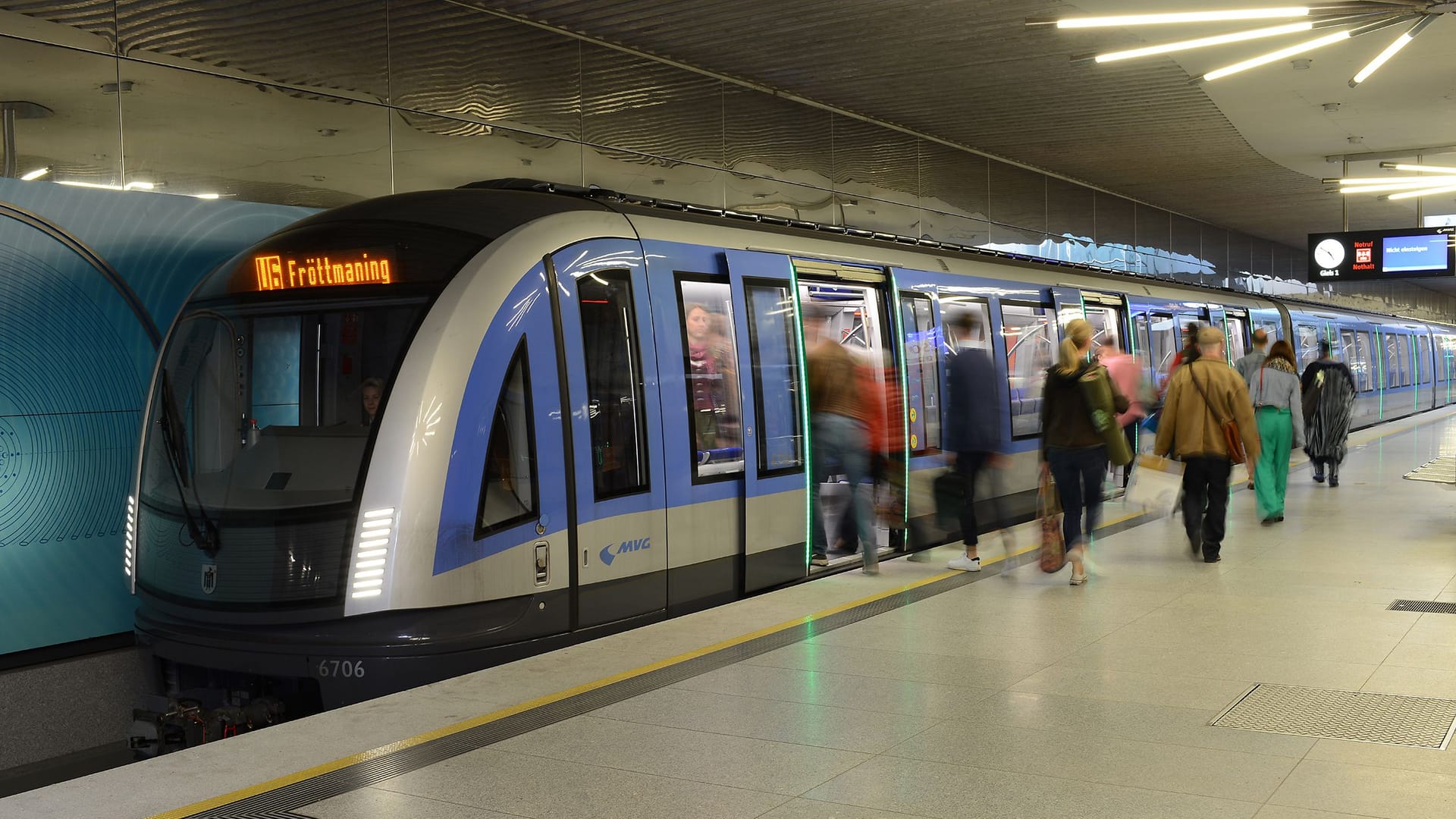 Eine U-Bahn der Linie 6 (Archivbild): Eine U-Bahn der Linie 6 (Archivbild):