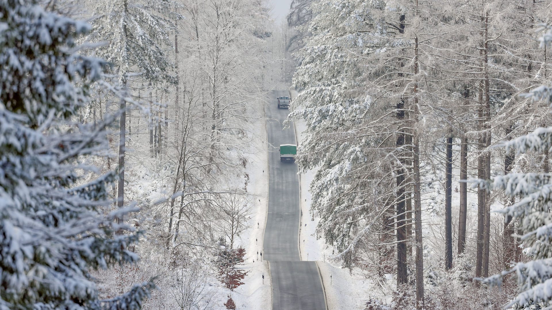 Eine vereiste und eingeschneite Landstraße (Symbolbild): In Köln und Nordrhein-Westfalen drohen an Weihnachten Frost und Minusgrade.