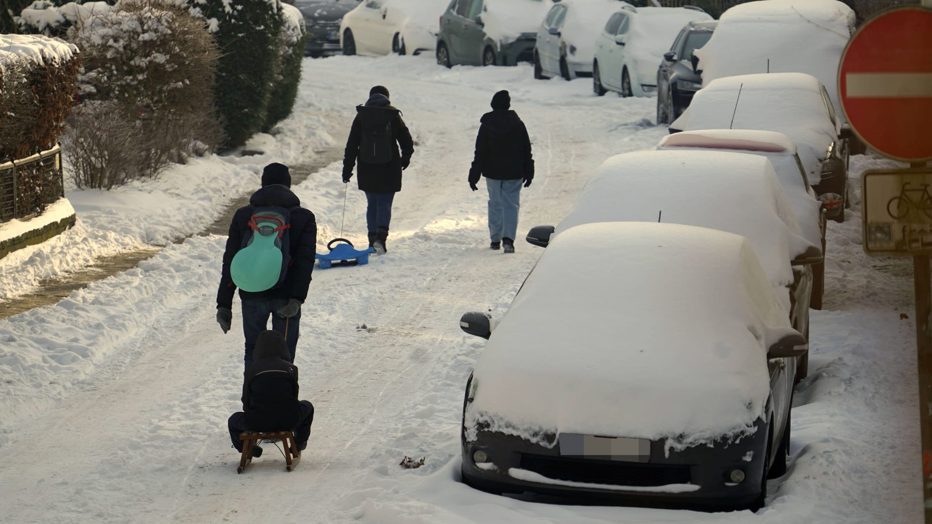 Eine zugeschneite Straße in Bremen: Nach frostigem Winterwetter folgt in den kommenden Tagen ein deutlicher Umschwung.