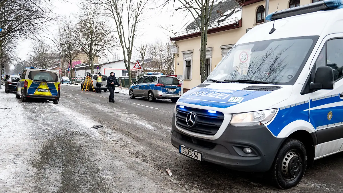 Einsatz der Berliner Polizei nach Tötungsdelikt in Berlin-Weißensee.