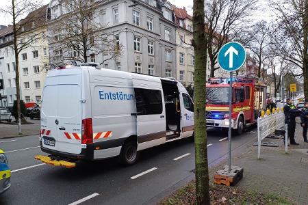 Einsatzfahrzeug des Feuerwehr und des Energieversorgers an der Einsatzstelle