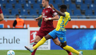 Robin Knoche im Nürnberg-Trikot im Laufduell mit Eintracht Braunschweigs Richmond Tachie.