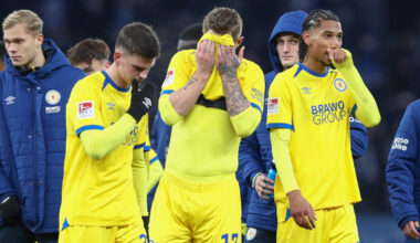 Sebastian Polter wischt sich nach einer Niederlage mit dem Trikot den Schweiß aus dem Gesicht.
