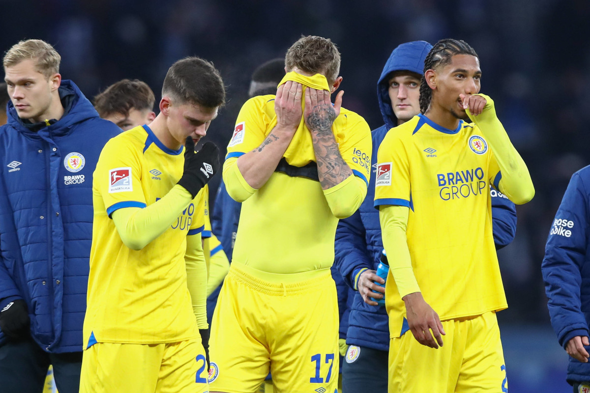 Sebastian Polter wischt sich nach einer Niederlage mit dem Trikot den Schweiß aus dem Gesicht.