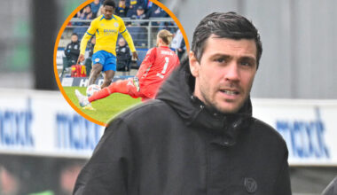 Sport-Geschäftsführer Benjamin Kessel im Austausch mit Stephan Fürstner beim Spiel Fürth gegen Braunschweig.