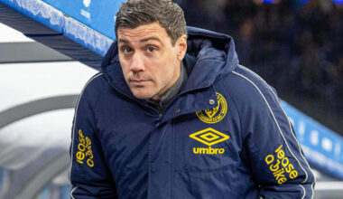 Benjamin Kessel auf der Bank beim Ligaspiel gegen Hertha BSC.