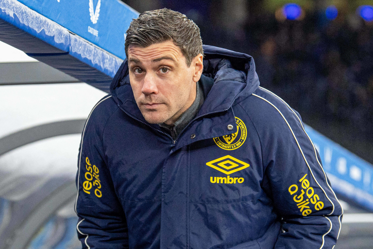 Benjamin Kessel auf der Bank beim Ligaspiel gegen Hertha BSC.