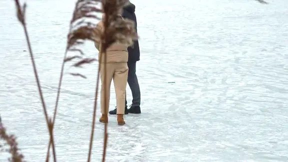 Auf dem Maschteich in Hannover sind Menschen auf dem Eis, obwohl die Stadtverwaltung in Hannover vor dem Betreten der Eisflächen warnt. | TeleNewsNetwork Auf dem Maschteich in Hannover sind Menschen auf dem Eis, obwohl die Stadtverwaltung in Hannover vor dem Betreten der Eisflächen warnt.