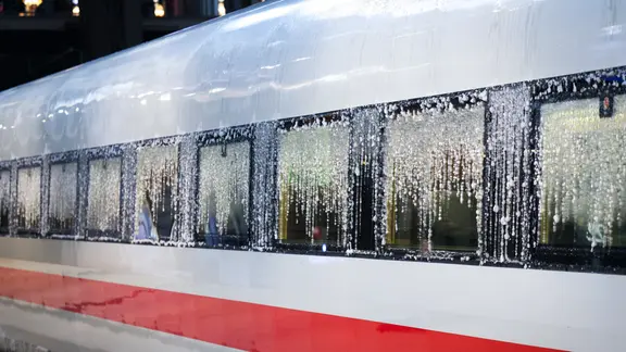 Vereiste Scheiben eines abgestellten ICE sind an einem Bahnsteig auf dem Hauptbahnhof Hamburg zu sehen