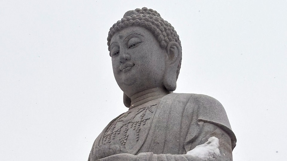 Sieben Meter hohe Buddha-Statue in Eisenach enthüllt