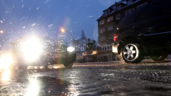 Eisglätte in den Morgenstunden auf der Straße.