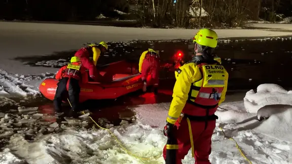 Mitarbeiter der DLRG nehmen an einem gefrorenen Teich an einer Übung teil. | TeleNewsNetwork Mitarbeiter der DLRG nehmen an einem gefrorenen Teich an einer Übung teil.