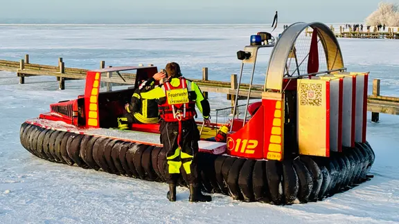 Ein Luftkissenboot der Feuerwehr auf dem zugefrorenen Steinhuder Meer | Stadtfeuerwehr Wunstorf Ein Luftkissenboot der Feuerwehr auf dem zugefrorenen Steinhuder Meer