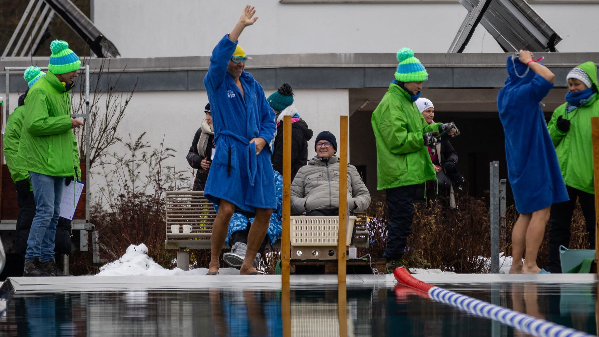 Eisschwimmer im Veitsbad: Zum Start mussten sie ins 0,5 Grad kalte Wasser springen.