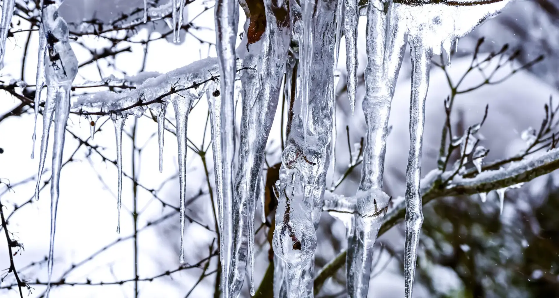 Hamburg: Probleme mit Glatteis und einsetzendem Tauwasser