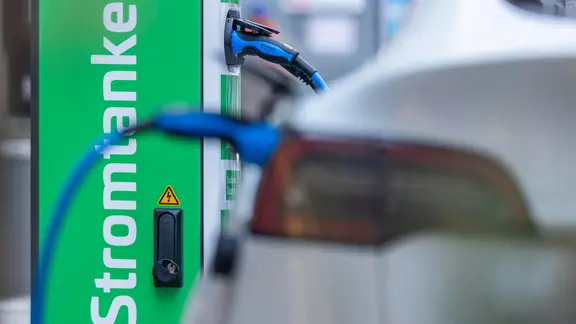 Ein E-Auto wird an einer Ladesäule geladen.